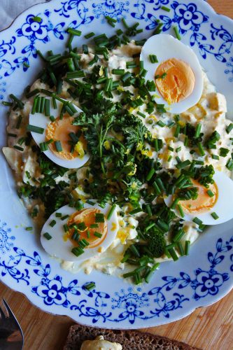 Æggesalat med hytteost, krydderurter og antiinflammatoriske krydderier