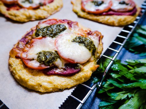 Blomkålspizza - Opskrift på lækker og sund pizza lavet på fire ingredienser