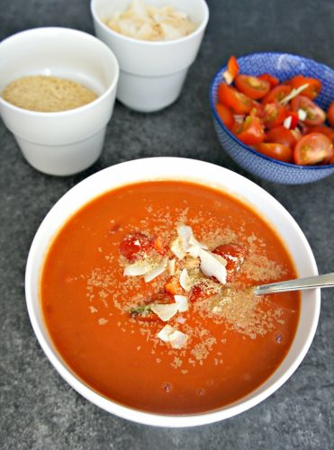 Cremet tomatsuppe - Opskrift på cremet tomatsuppe med kokosmælk