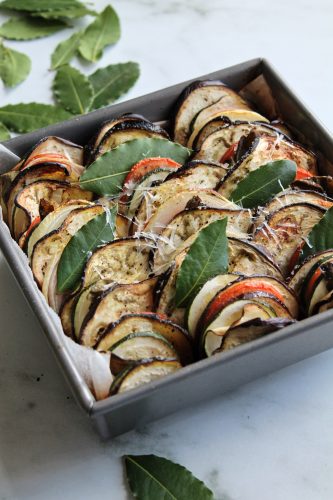 Ratatouille - Opskrift på sund ratatouille med grønsager og parmesan i ovn