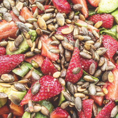 Sommersalat med jordbær - Nemme opskrifter på sprøde sommersalater